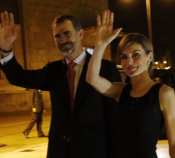 Sus Majestades los Reyes finalizado el concierto, se despiden de los ovetenses que se congregaban a su salida del Auditorio de Congresos "Príncip